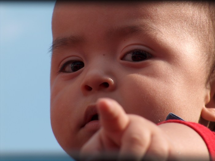 niño señalando